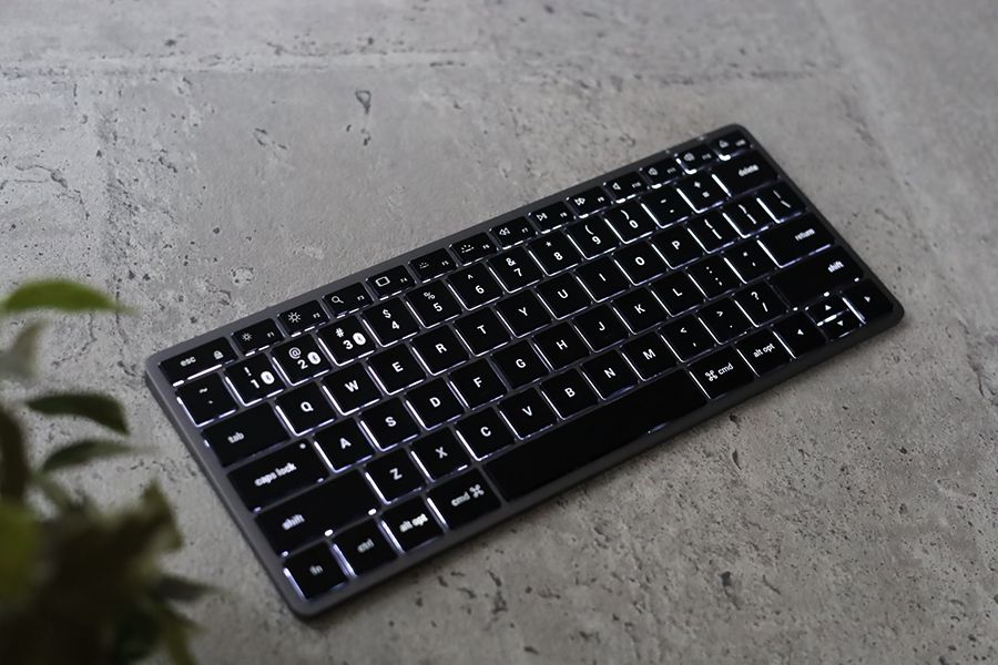 Satechi Slim X1 Bluetooth Backlit Keyboardのメリットはなんと言ってもスペースグレイカラー