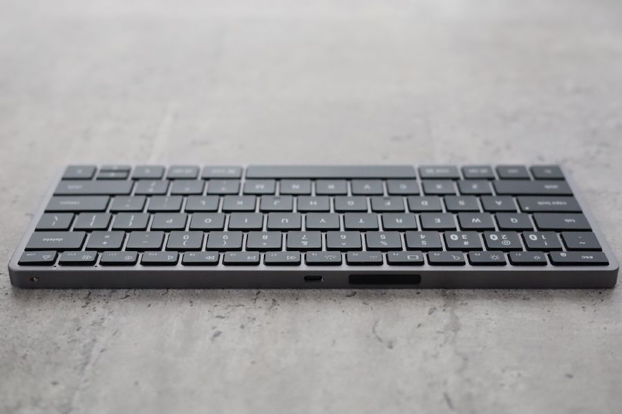 Satechi Slim X1 Bluetooth Backlit KeyboardとMagic Keyboardの後方に電源ボタンとUSB−Cポートがある