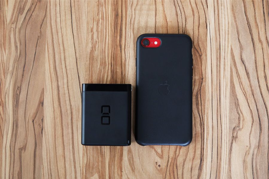 CIO LilNob USB PD 4ポート100W【G100W3C1A】とiPhoneを比較すると半分くらいのサイズ