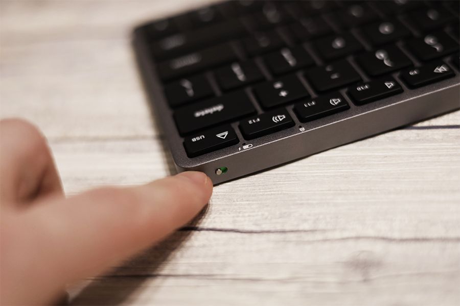 Satechi Slim X1 Bluetooth Backlit Keyboardの電源ボタンを入れる