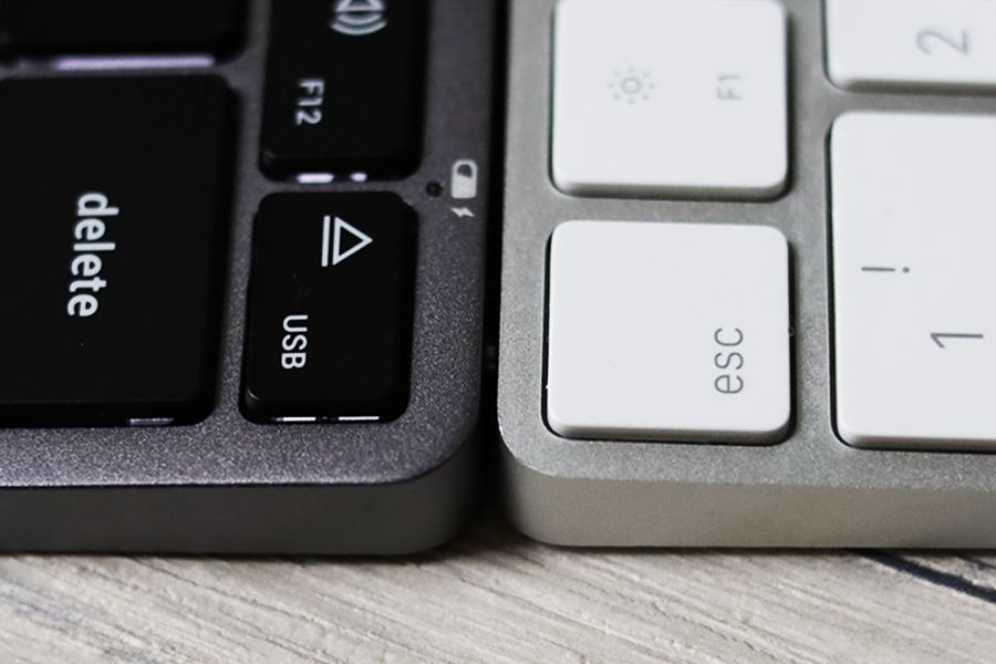 Satechi Slim X1 Bluetooth Backlit KeyboardとMagic Keyboardのあるみの質感が異なる