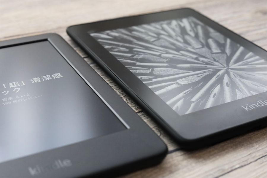 Kindle PaperwhiteはフラットベゼルでKindleは異なる