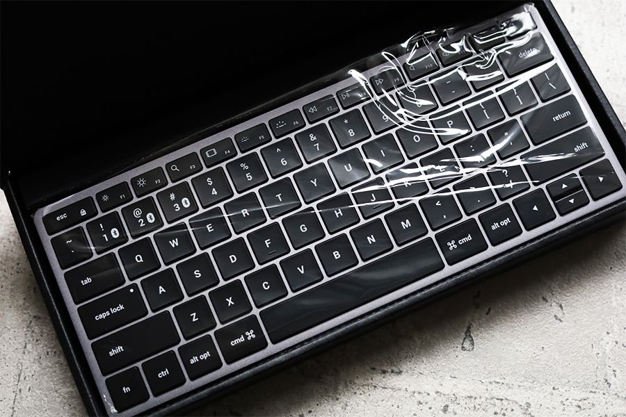 Satechi Slim X1 Bluetooth Backlit Keyboardの中箱内できれいにキーボードが包まれている