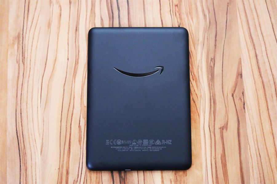 Kindleの裏面はAmazonロゴあり