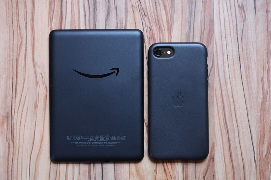 KindleはiPhoneSE2より一回り大きいサイズ