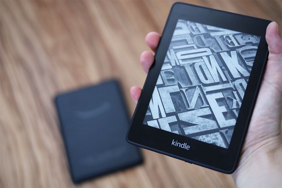 Kindle Paperwhiteは吸い付く感じで手馴染みが良い