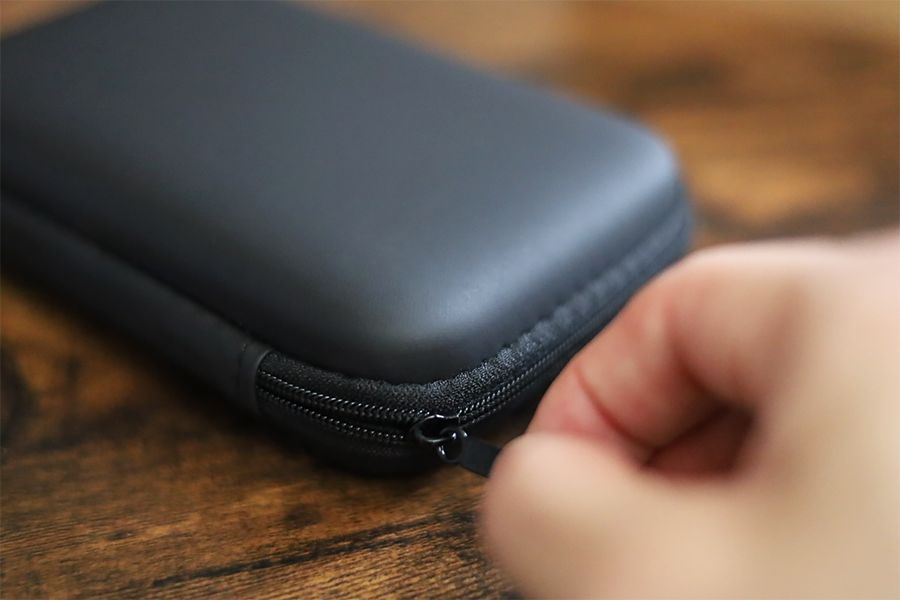 Nomad WiFi Macaroon SEのチャックはスムーズに開閉できる
