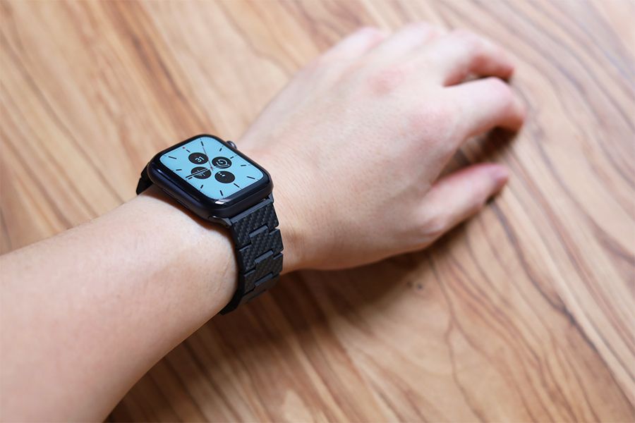 PITAKA Apple Watchバンドのレトロ装着画像の文字盤白