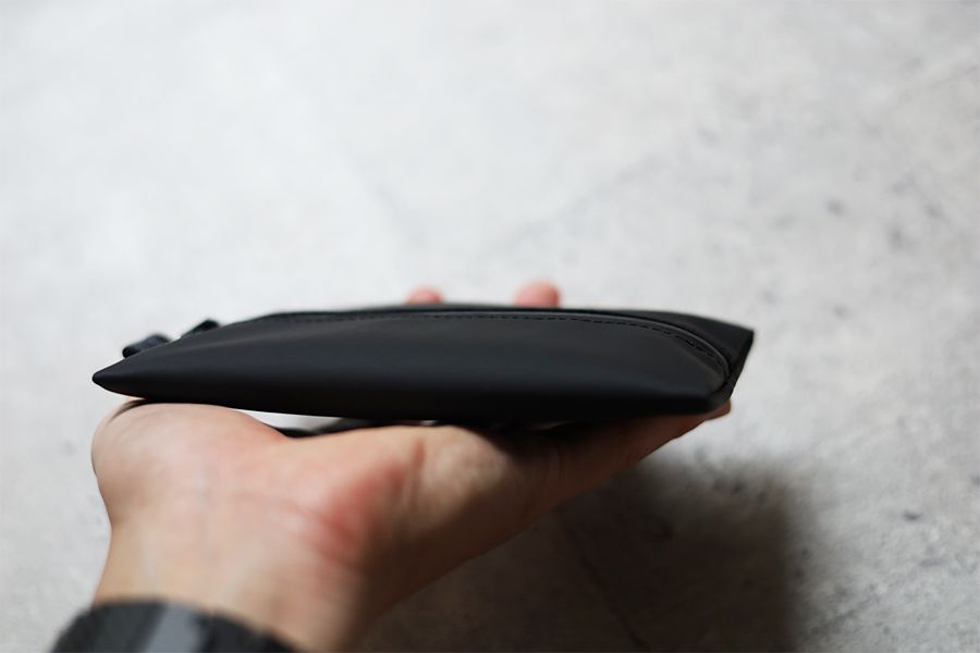 アソボーゼ TOFTPOUCH(タフトポーチ)の厚みは1cm