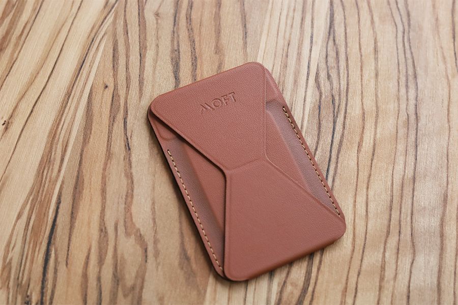 iPhoneと一緒に買うべきものMOFTスタンドはカード型のスタンド