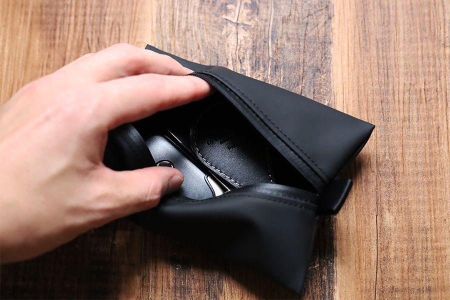 アソボーゼ TOFTPOUCH(タフトポーチ)はポーチにしっかり収まる