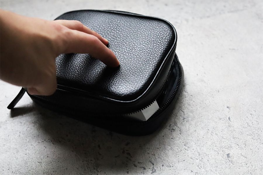 SIGOSOTOは厚めのものを入れるとポーチが閉まらない