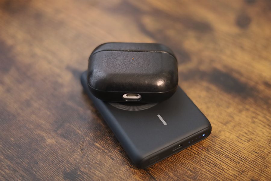 AnkerMagnetic5000はQi面に乗せるだけでAirPodsを充電できる