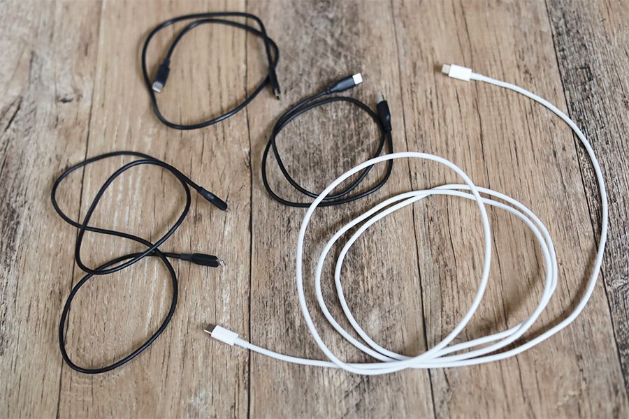 Aging Leather Clipがあればグチャグチャのケーブルもキレイに収まる