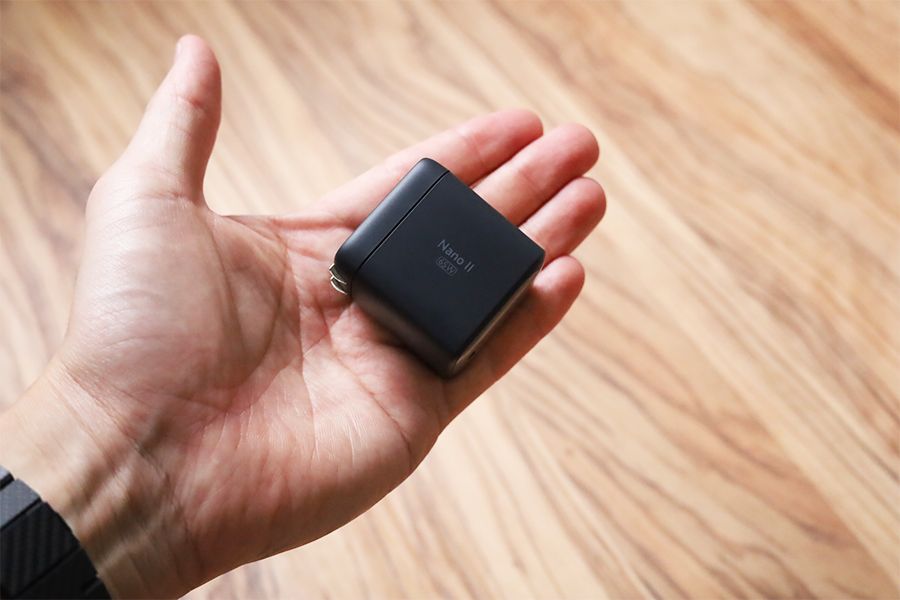 Anker NanoⅡ65Wは手のひらに収まるサイズ