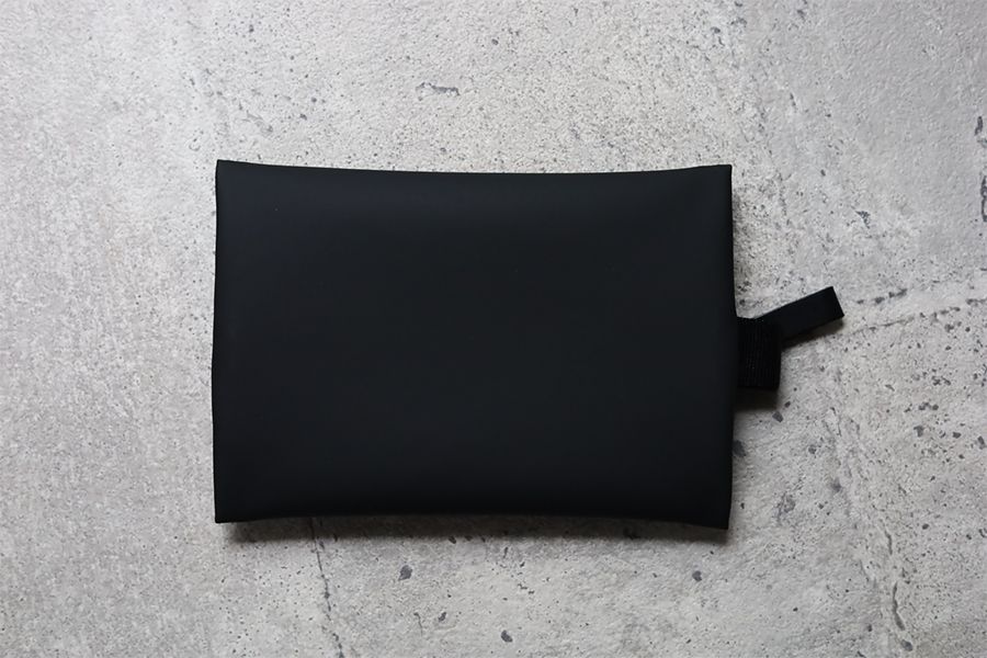 アソボーゼ TOFTPOUCH(タフトポーチ)の裏面も同じポリ系素材