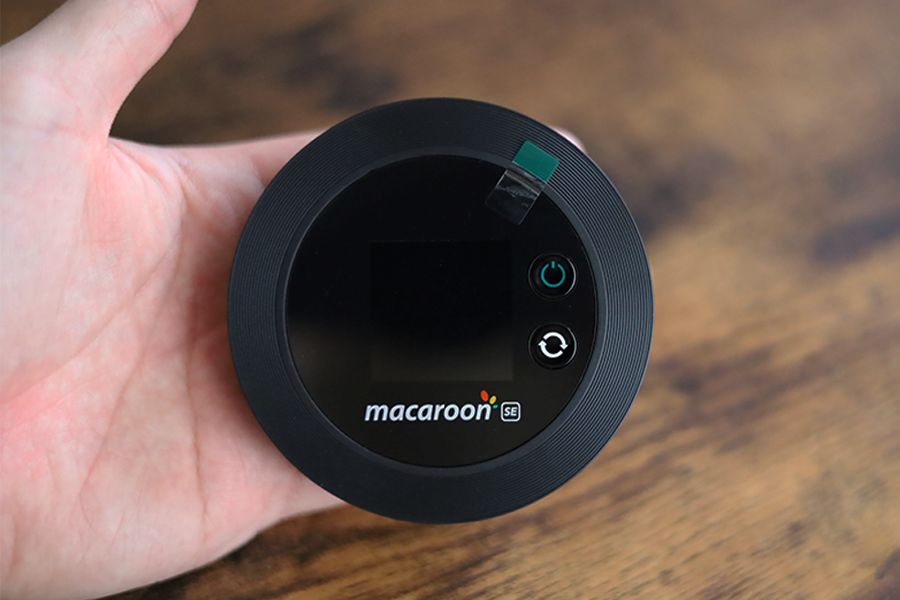 Nomad WiFi Macaroon SEは手のひらに収まる円形サイズ