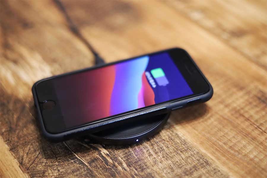 Anker PowerWave Pad AlloyはiPhoneを置くと7.5Wで充電できる