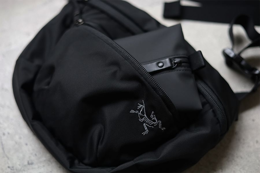 アソボーゼ TOFTPOUCH(タフトポーチ)の手前ポケットに収まる