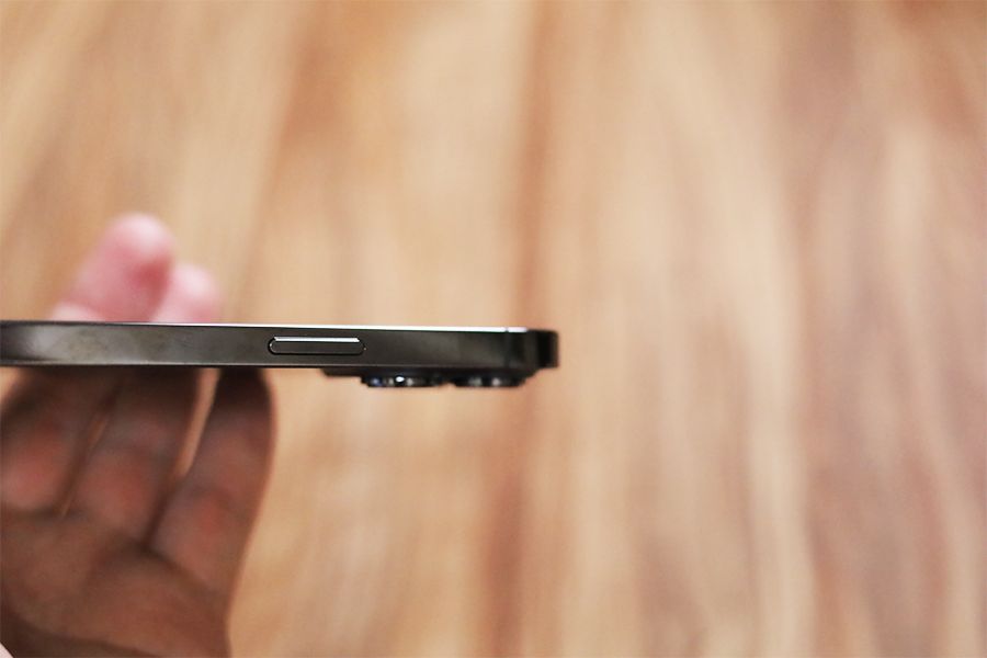 iPhone13Proの側面は相変わらず指紋がガンガンつく