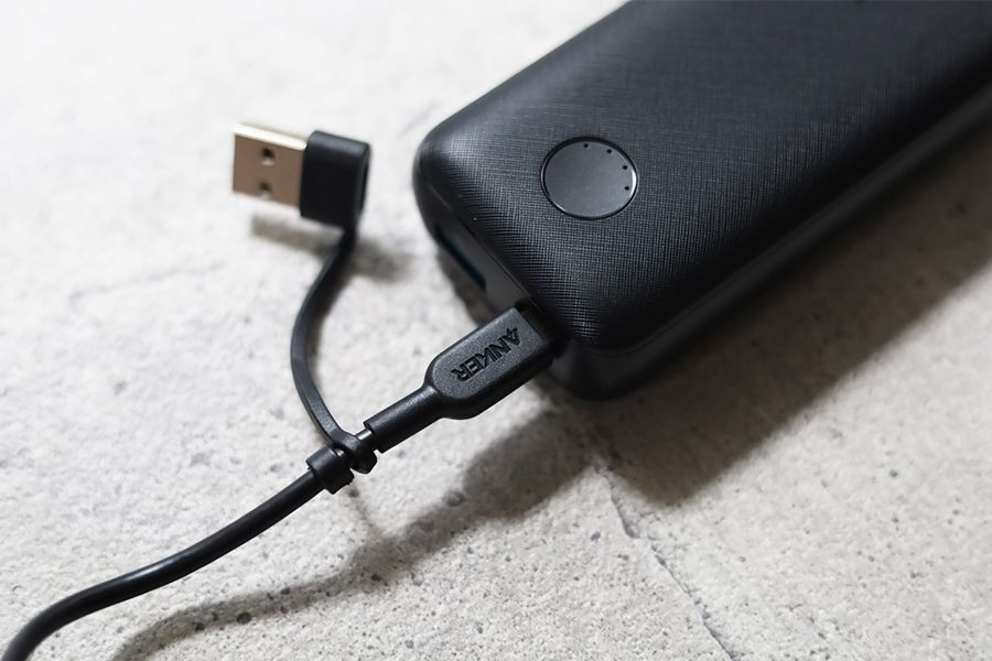 Anker PowerCore 10000Redux 25WのUSB-Cケーブル指した状態