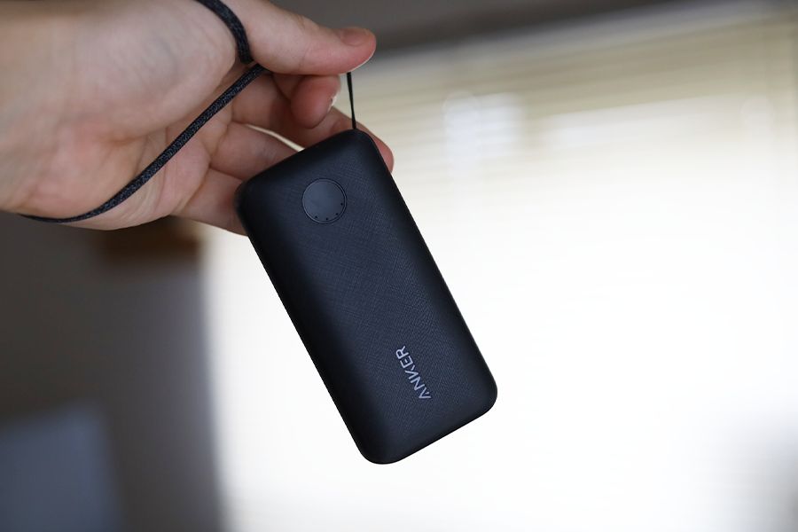 Anker PowerCore 10000Redux 25Wのストラップで落ちなくなる