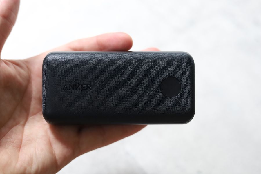 Anker PowerCore 10000Redux 25Wの特徴の一つ手のひらに収まるサイズ感