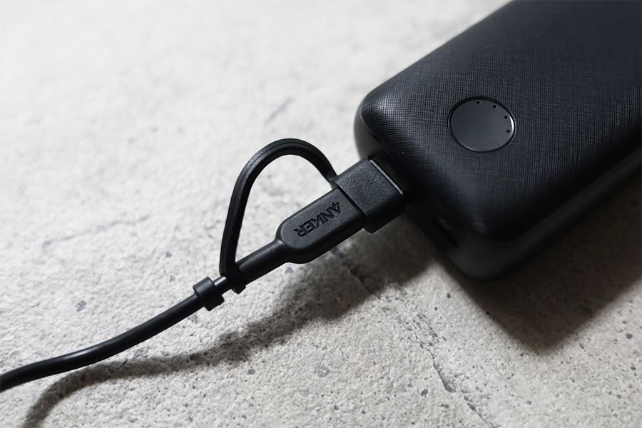 Anker PowerCore 10000Redux 25WのUSB-Aケーブル指した状態