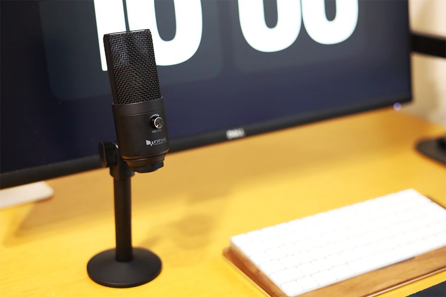 FIFINE K670の高さ1番目に高い状態でデスクに置いて接写