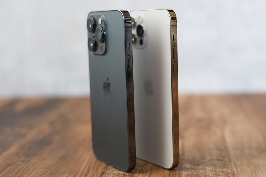 iPhone 12 ProとiPhone 13 Proと比較並べた状態