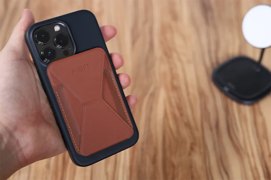 MOFT Snap-On iPhone用のMagSafeのブラウンをつけた状態