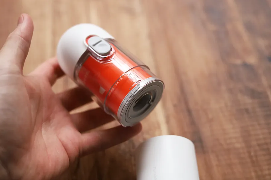 Xiaomi Miハンディクリーナーの先端を取ったら中の紙を抜く