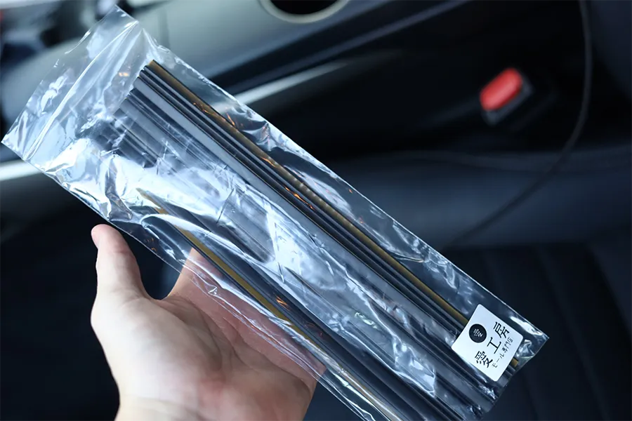 ケーブル隠しを使用して余ったケーブルを見えなく