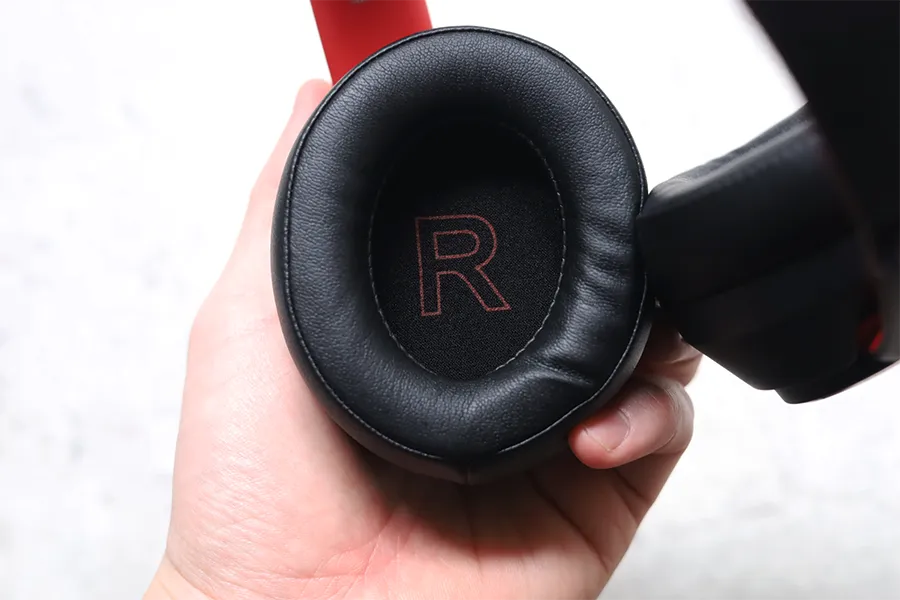 SuperEQ S1のイヤーカップ内側にRLの表示