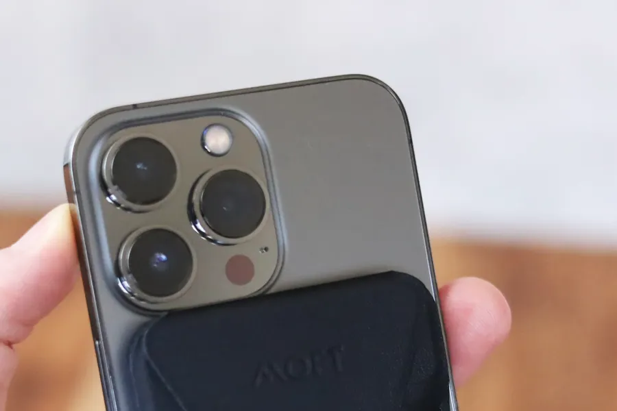 MOFT Snap-On iPhone用のMagSafeはカメラ部分にギリギリ干渉しない