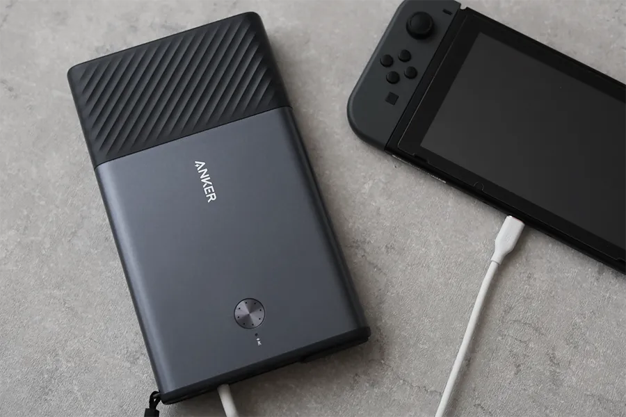 Anker PowerHOUSE 100でSwitchを充電中