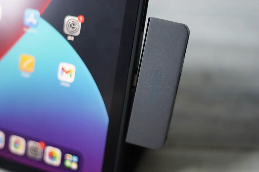 iPad Air 4のESRのケースには一体型のUSBハブが刺さらない