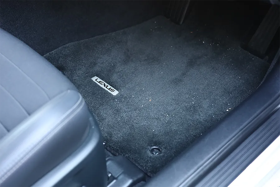 Xiaomi Xi ハンディクリーナーミニで掃除前の車内