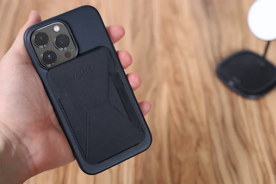 MOFT Snap-On iPhone用のMagSafeのブラックをつけた状態