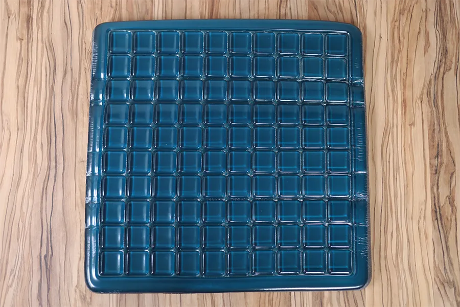 吉川優品「川の信芸」ゲルクッションのカバーから取り出した状態