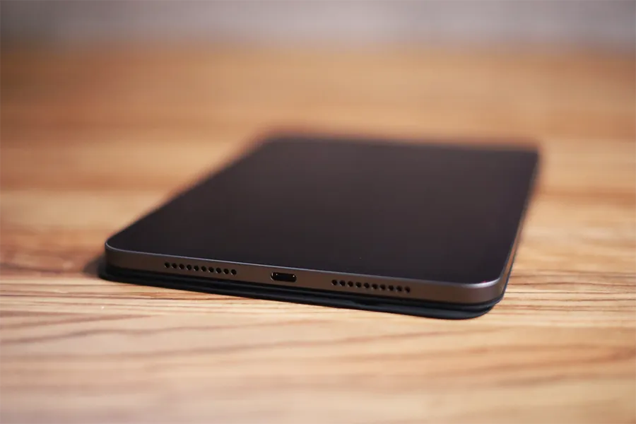 iPad mini 6のSmart Fokioを折りたたんでも薄い