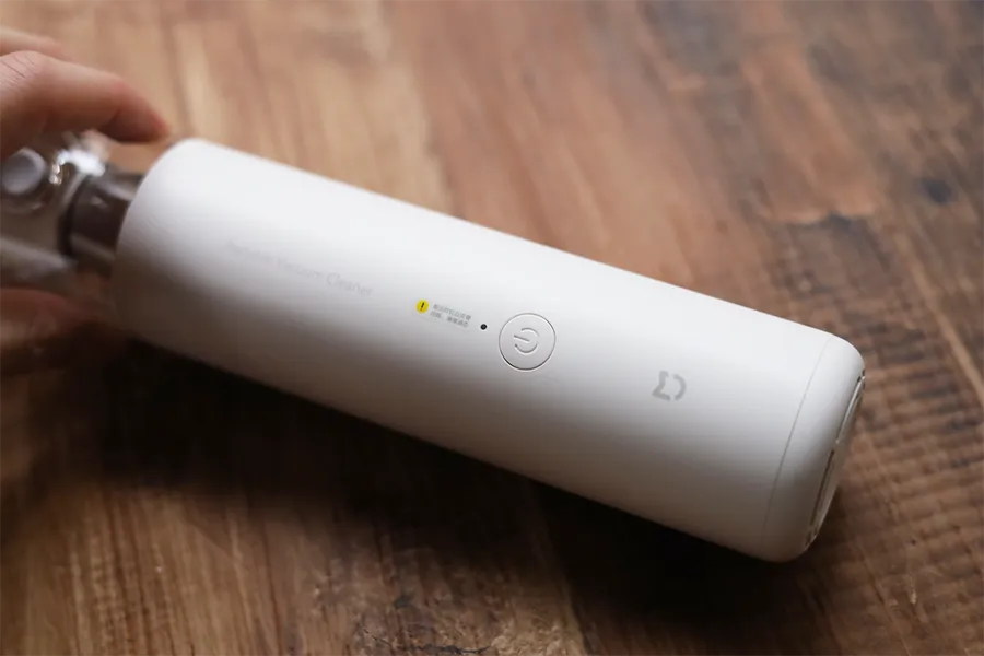 Xiaomi Miハンディクリーナーの電源ボタンは押し込むタイプで2段階