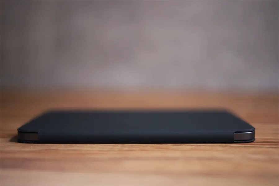 iPad mini 6のSmart Fokioのカーブを描いている側