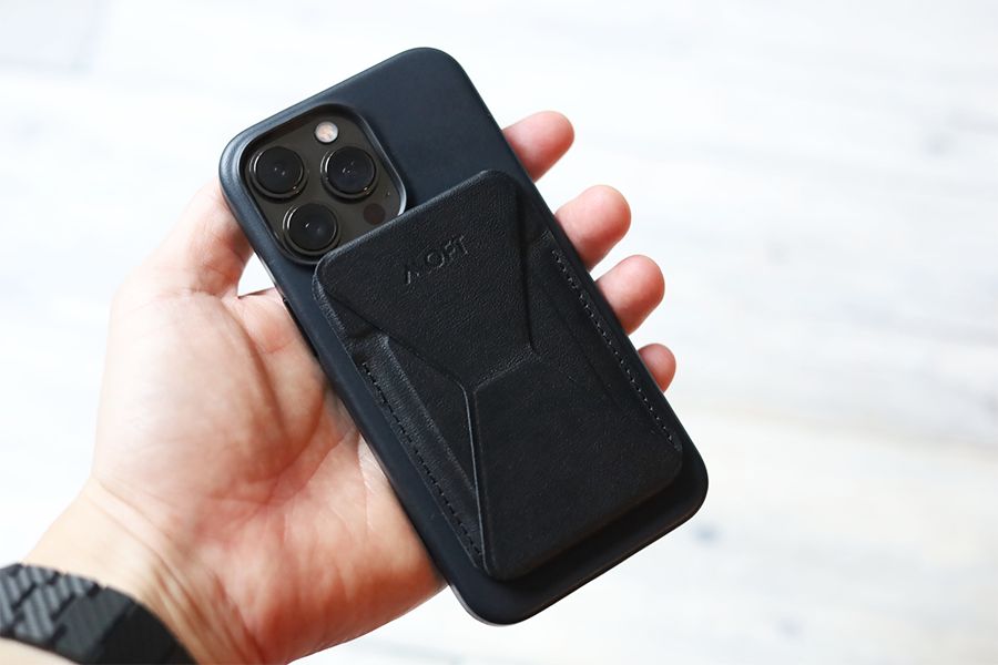 iPhone 13 Pro Apple純正レザーケースミッドナイトにモフトつけた状態