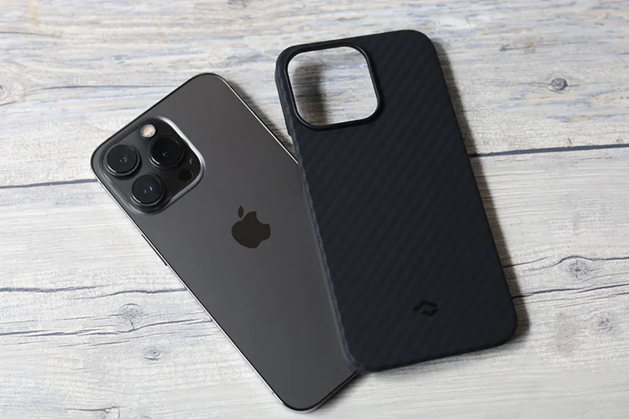 iPhone 13 Pro用PITAKA MagEZ Case 2をiPhone13 Pro に装着する