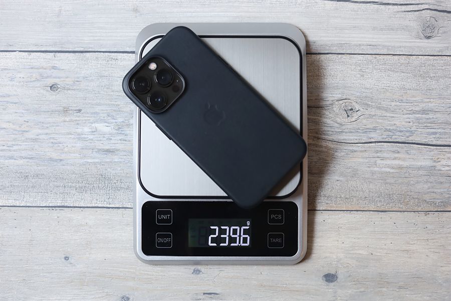 iPhone 13 Pro Apple純正レザーケースミッドナイトと本体合わせた重量は約240g