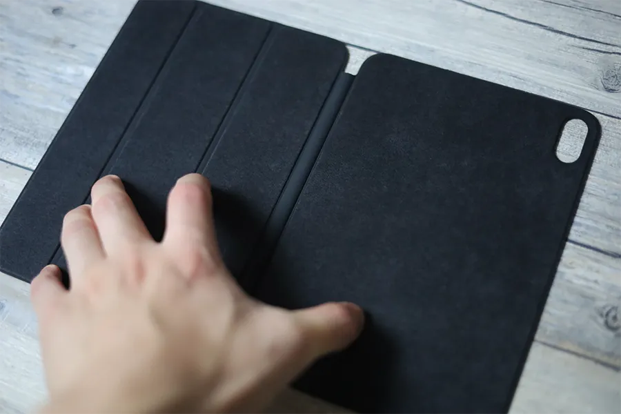 iPad mini 6のSmart Fokioの端末に触れる面はどちらもマイクロファイバー