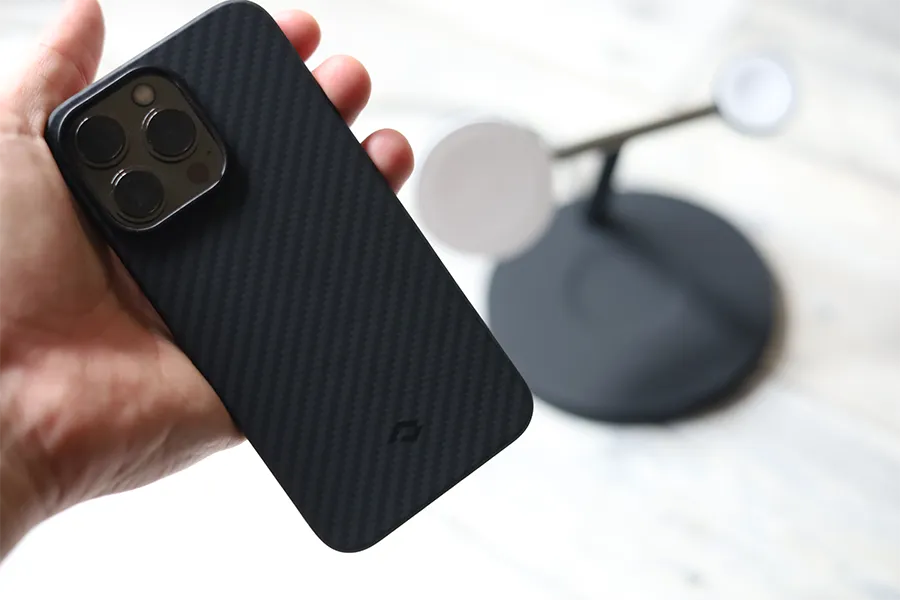 iPhone 13 Pro用PITAKA MagEZ Case 2をMagSafe充電器で充電しても跡がのこらない
