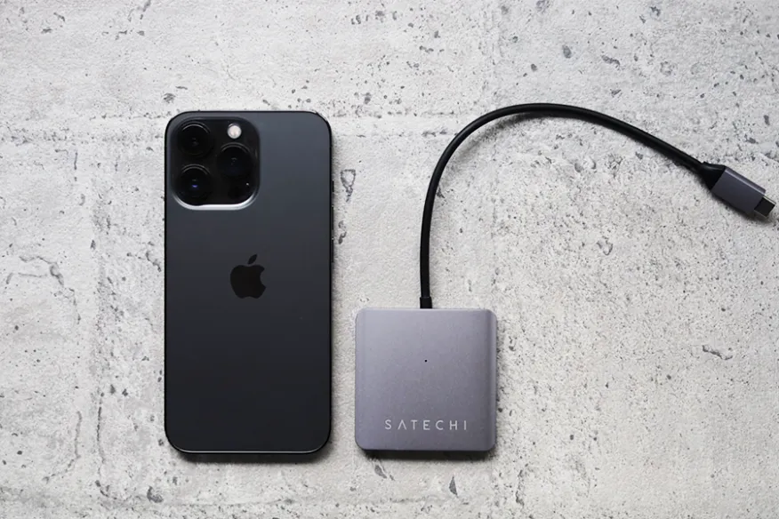 satchiとiPhone 13proを並べてみた