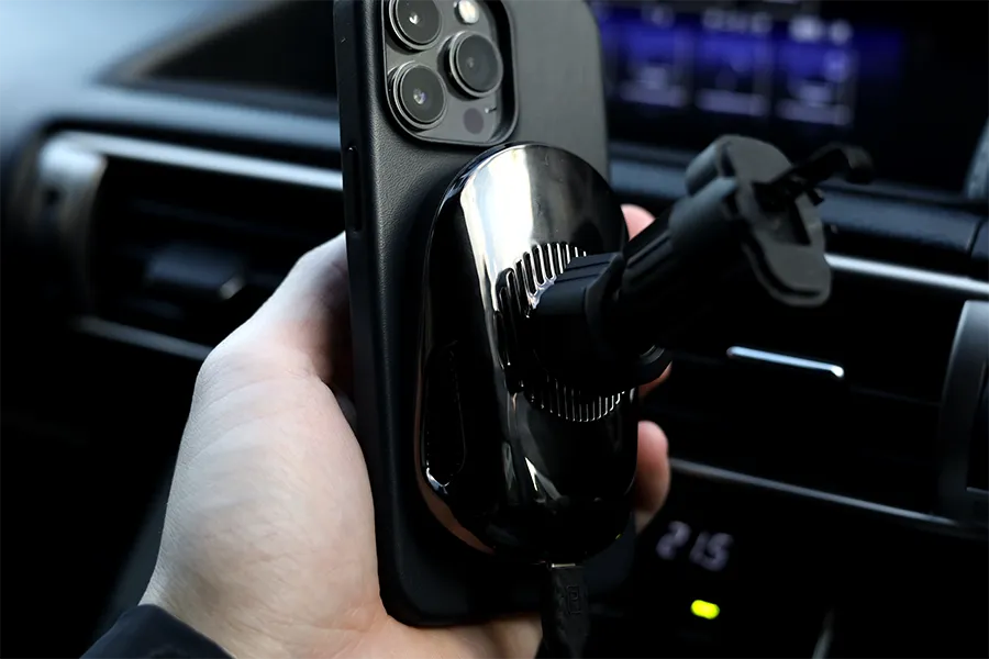PITAKA MagEZ Car Mount ProとiPhone純正レザーケースはくっつく